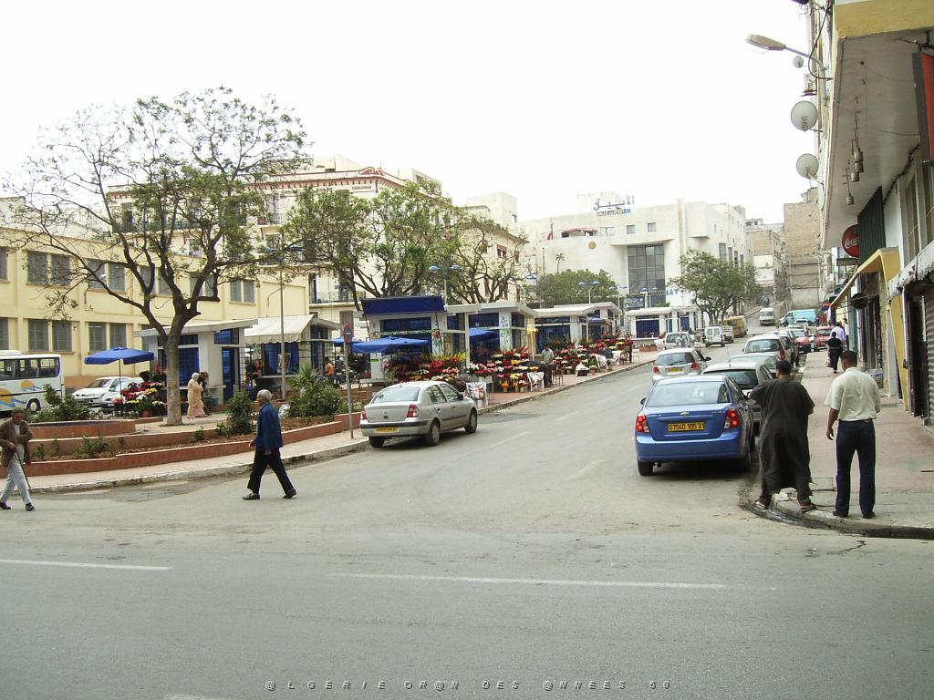 164-ORAN-Juin06-la place HOCHE(marche aux fleurs).jpg - Unicode